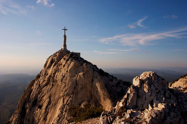 Luberon Walks Vauvenargues Cabassols Montagne Sainte Victoire The Ultimate Walk Along The Top Le Croix And Sentier Des Plaideurs