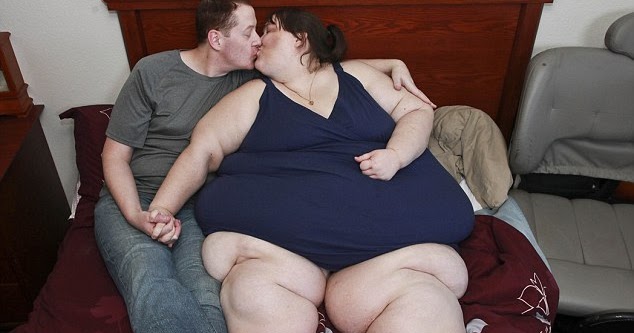 Очень жирная и полная девушка трахается с парнем на скрытую камеру