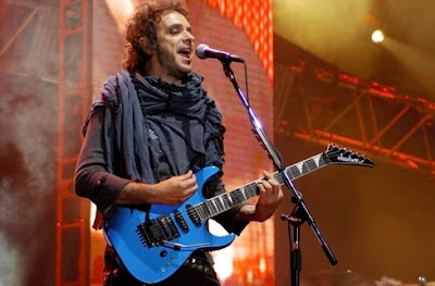 Gustavo Cerati cantando en concierto Gustavo Cerati cantando en concierto
