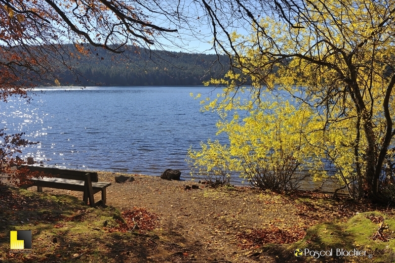 un banc face au lac du bouchet photo pascal blachier
