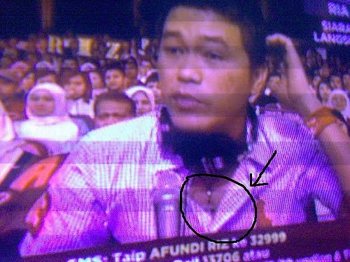 Gambar Salib tapi entah kenapa isu ni timbul balik. Gambar Adlin pakai rantai salib ...