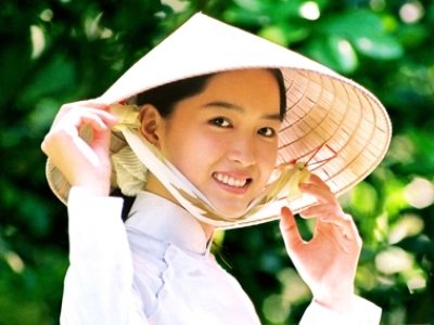 Vietnamese_traditional_girls_smile.jpg