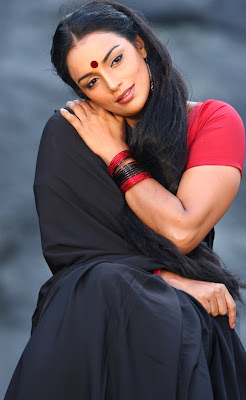 Swetha Menon Hot Black Saree in Thaaram Movie Stills