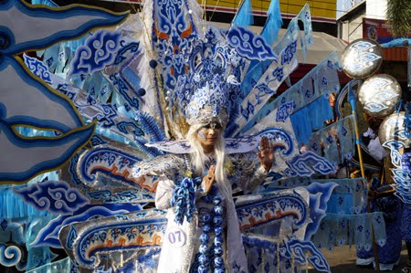 FOTO BATIK MEGA MENDUNG JEMBER FASHION CARNAVA L2015
