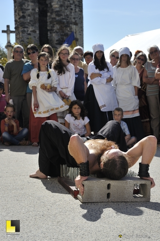 couché sur une planche à clous photo pascal blachier