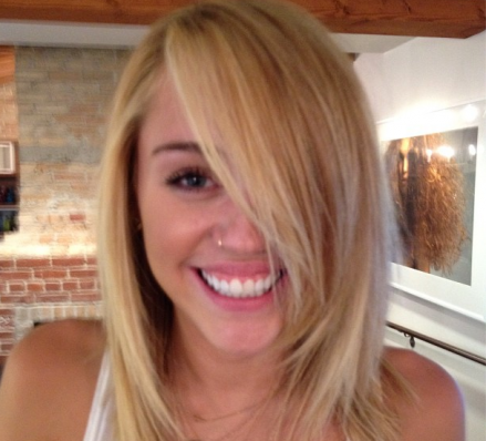 Miley cyrus goes blonde on Twitter