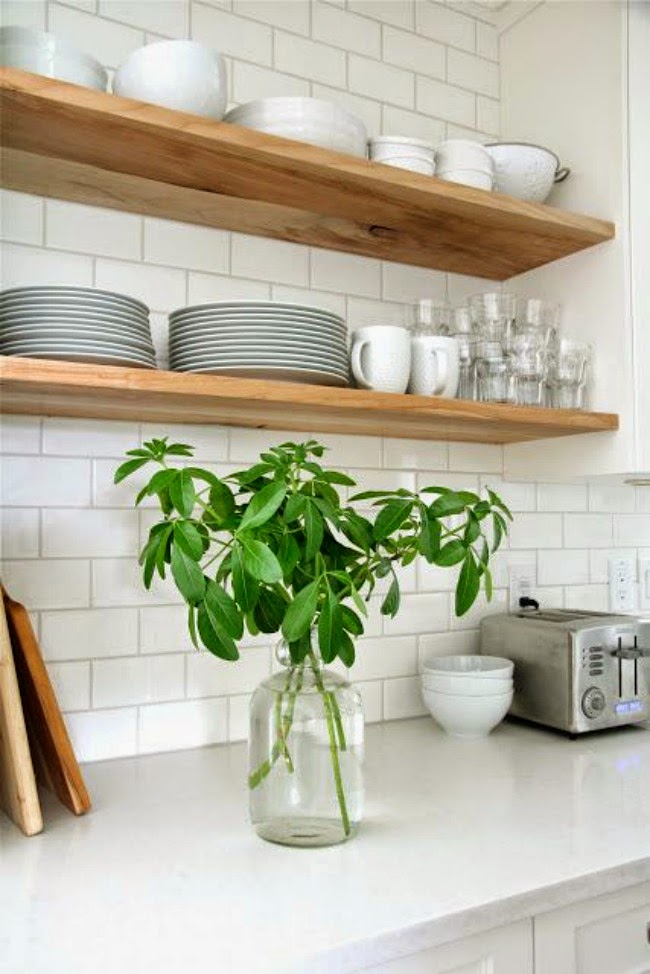 Houten planken in de keuken Houten planken in een witte keuken