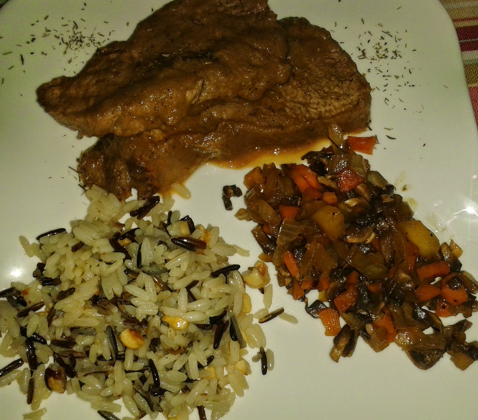 Carne asada con salsa de Jack Daniel's con guarnición de verduras y arroz carne asada con salsa de jack daniels con guarnicion de verduras y arroz