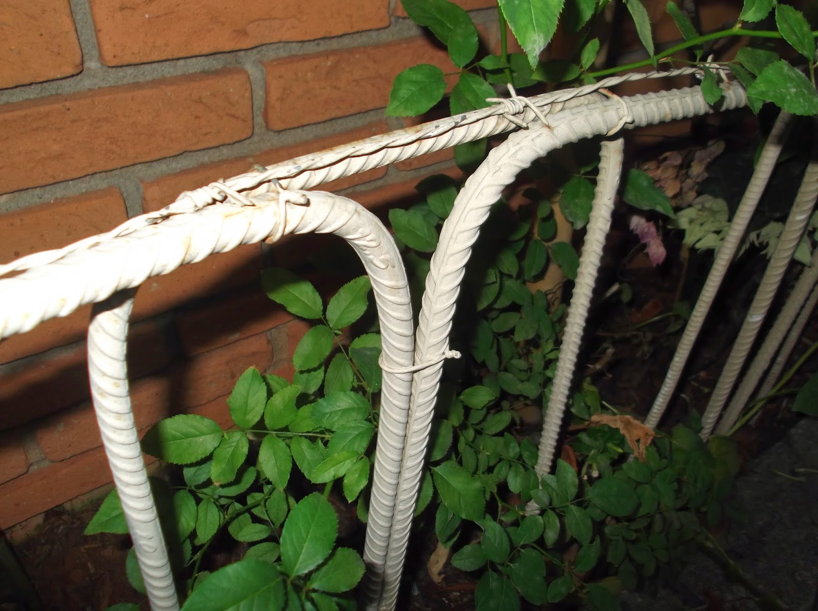 cerca de jardim ferro: EM MIÚDOS: CERCAS PARA JARDIM E RECICLAGEM – FERRO PARA CONSTRUÇÃO cerca de jardim ferro: EM MIÚDOS: CERCAS PARA JARDIM E RECICLAGEM – FERRO PARA CONSTRUÇÃO