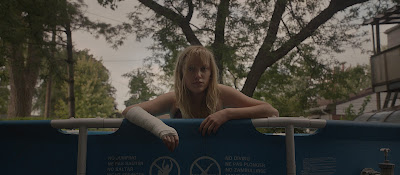 Corrente do Mal (It Follows) Trailer legendado, posteres e imagens