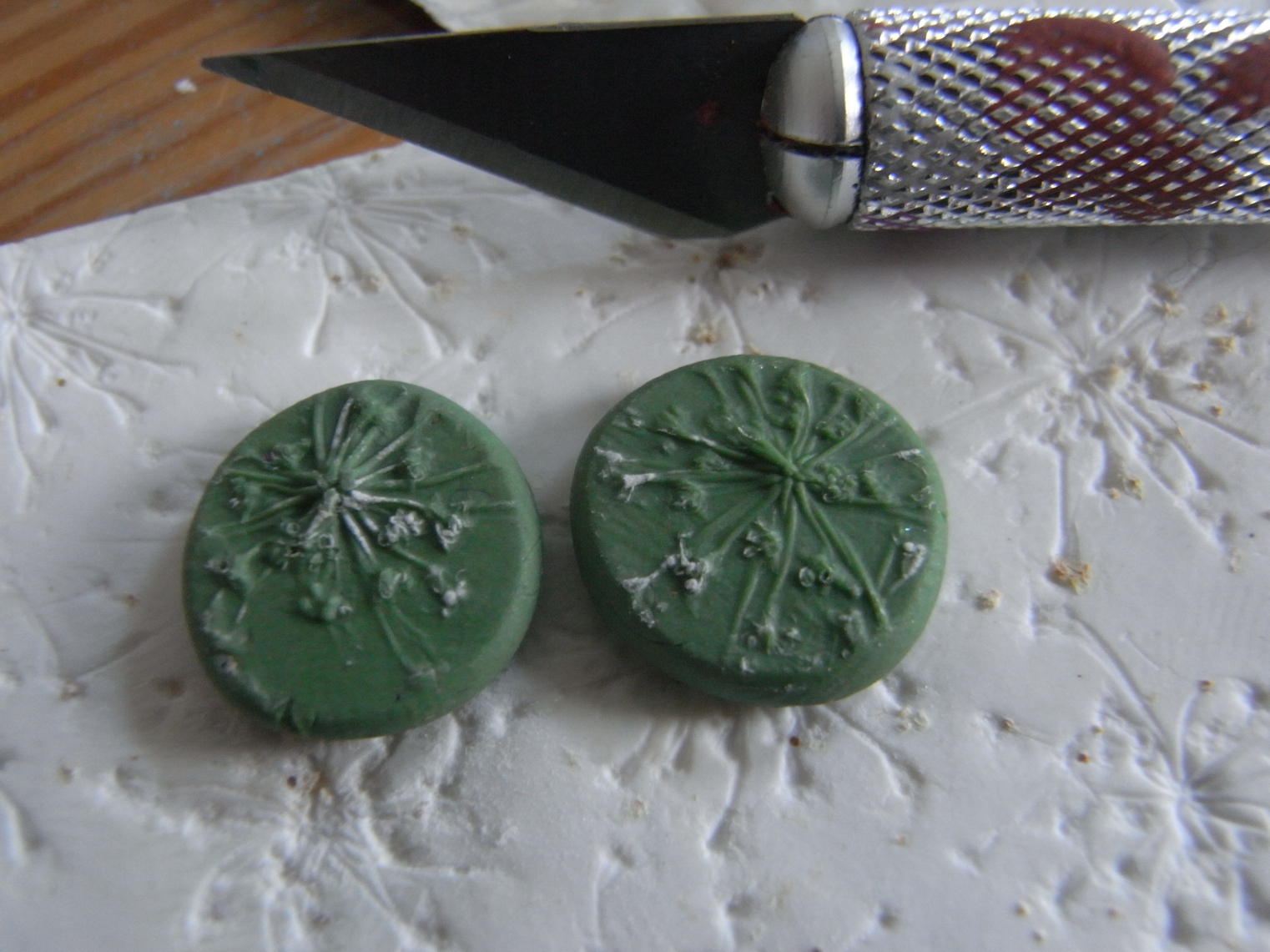 saraccino Shiny leaves polymer clay, new molds and how to make them