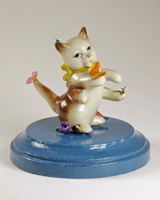As surreais esculturas com animais híbridos de porcelana de Debra Broz Debra Broz esculturas porcelanas cerâmica surreais kitsch animais modificados vintage