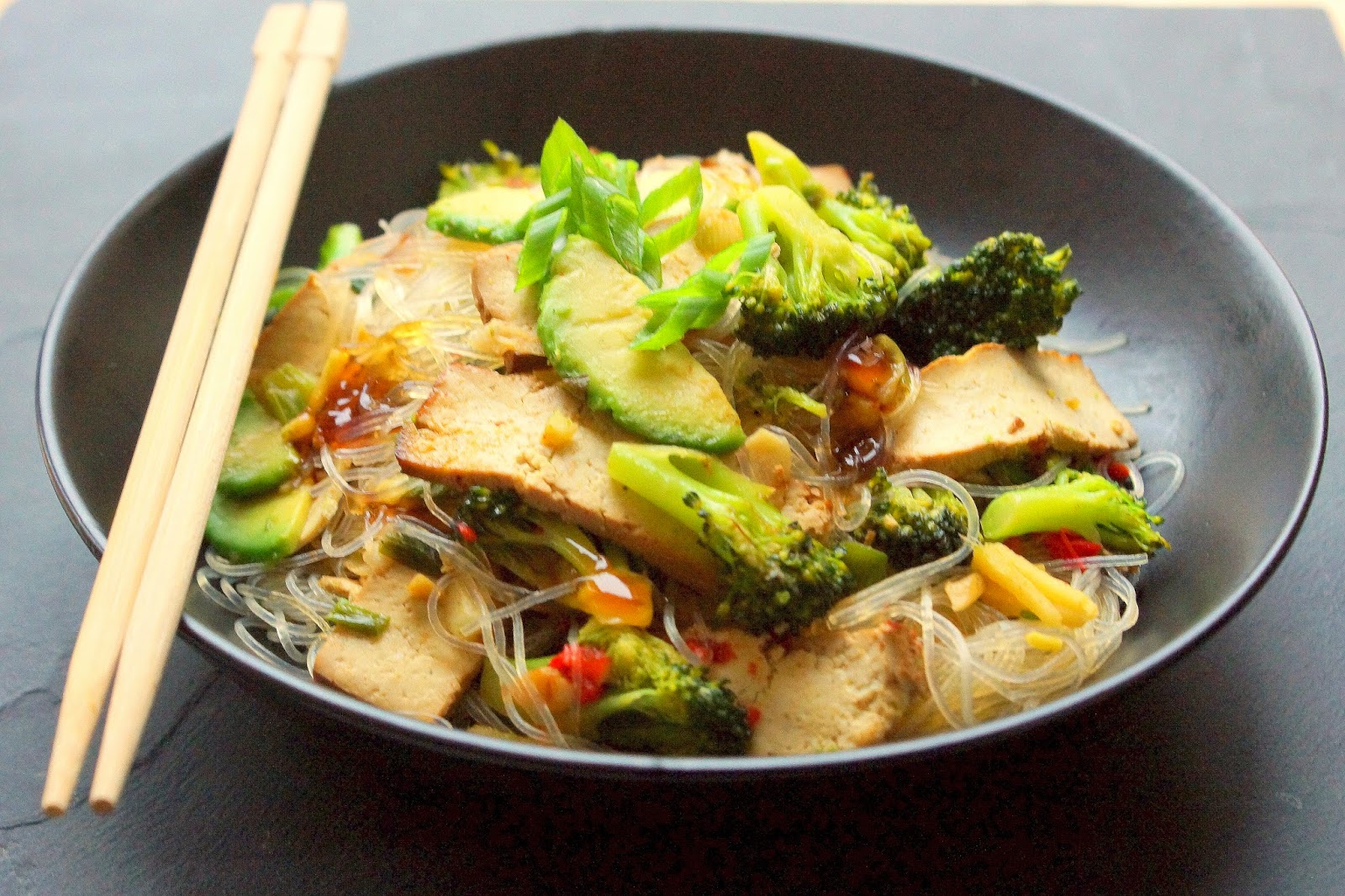Bienvenue chez Spicy Wok de brocoli au tofu fumé, avocat et nouilles