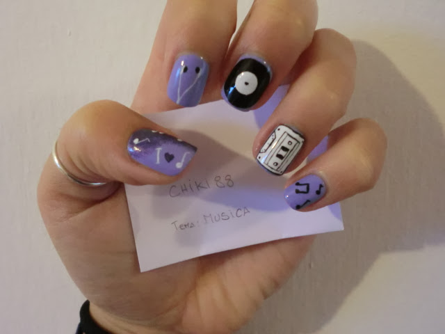Music nail art - foto con luce naturale