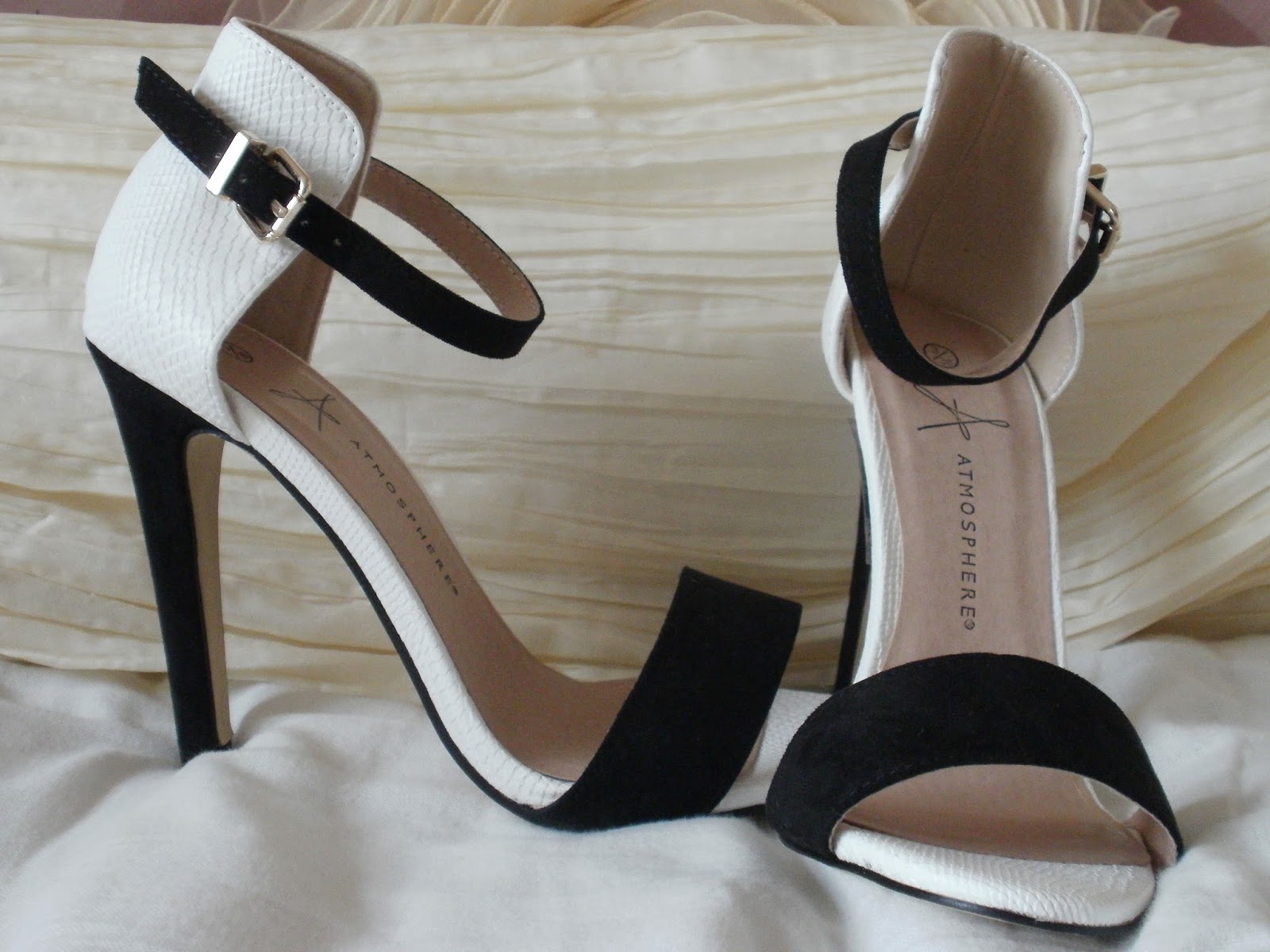 trendsepatupria: Black And White Heeled Shoes Images