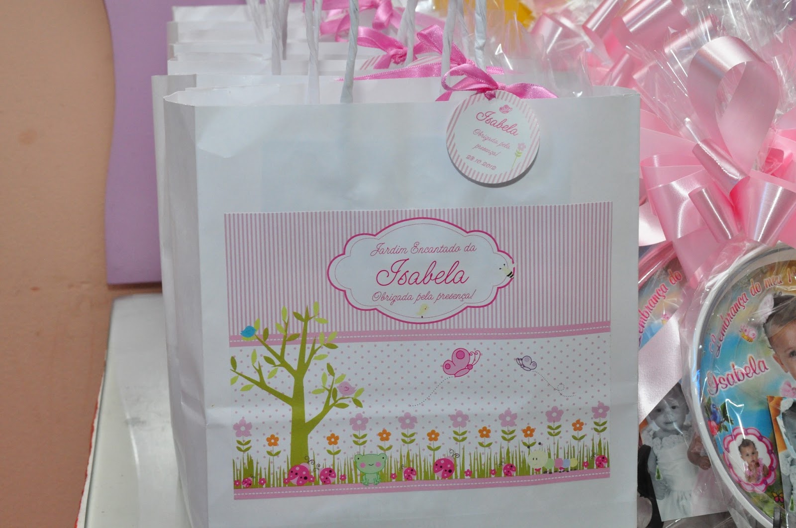 Mesa com sacolinhas, bloquinhos com lápis personalizados, pratinhos Mesa com sacolinhas, bloquinhos com lápis personalizados, pratinhos