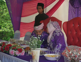 pengantin berbisik pengantin makan dan berbisik