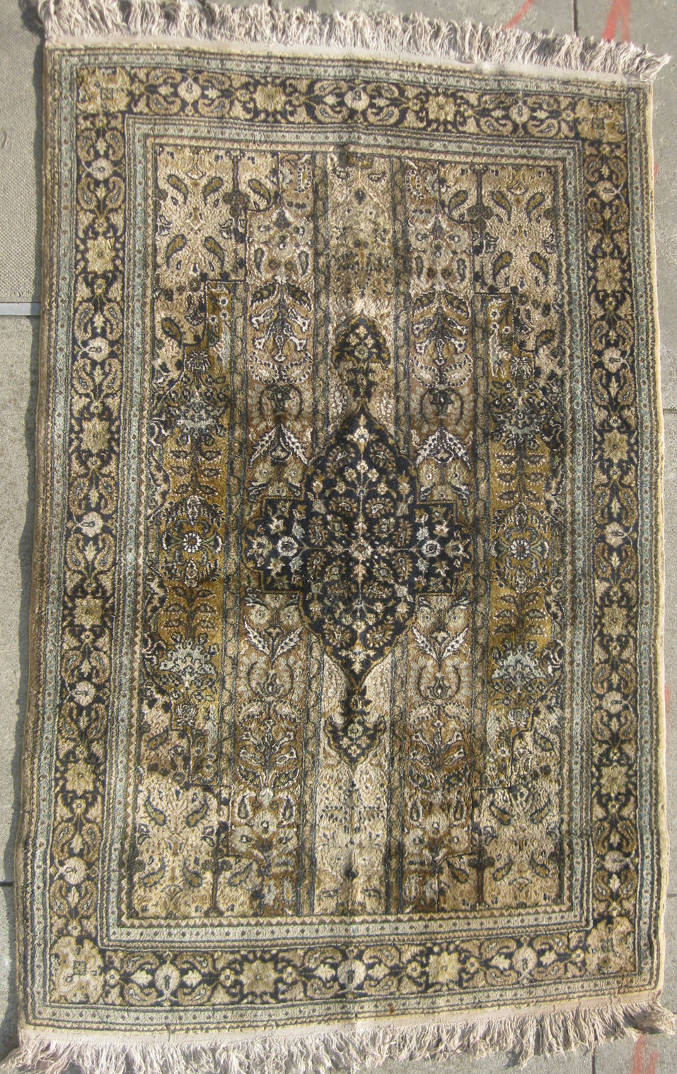 UHURU FURNITURE & COLLECTIBLES SOLD 6' X 4' Hand Knit Belgian Rug 100