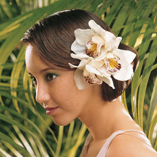 - Natural Frisuren mit Blumen für die Braut -