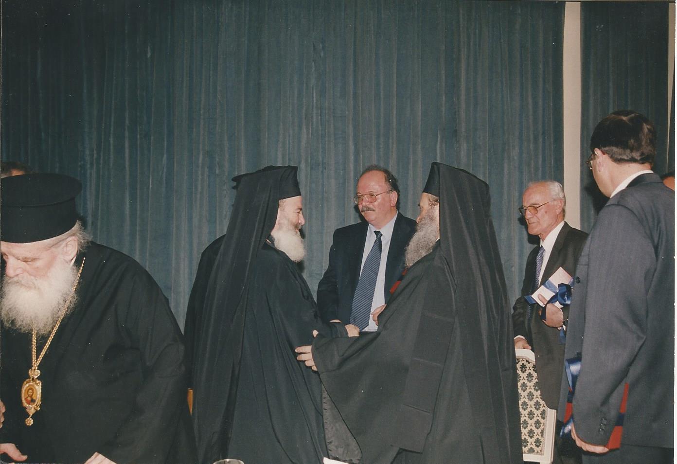 Με τον Μακαριστό Αρχιεπίσκοπο Αθηνών κκ Χριστόδουλο και τον νέο Μητροπολίτη Υδρας κκ Εφραίμ. 2001