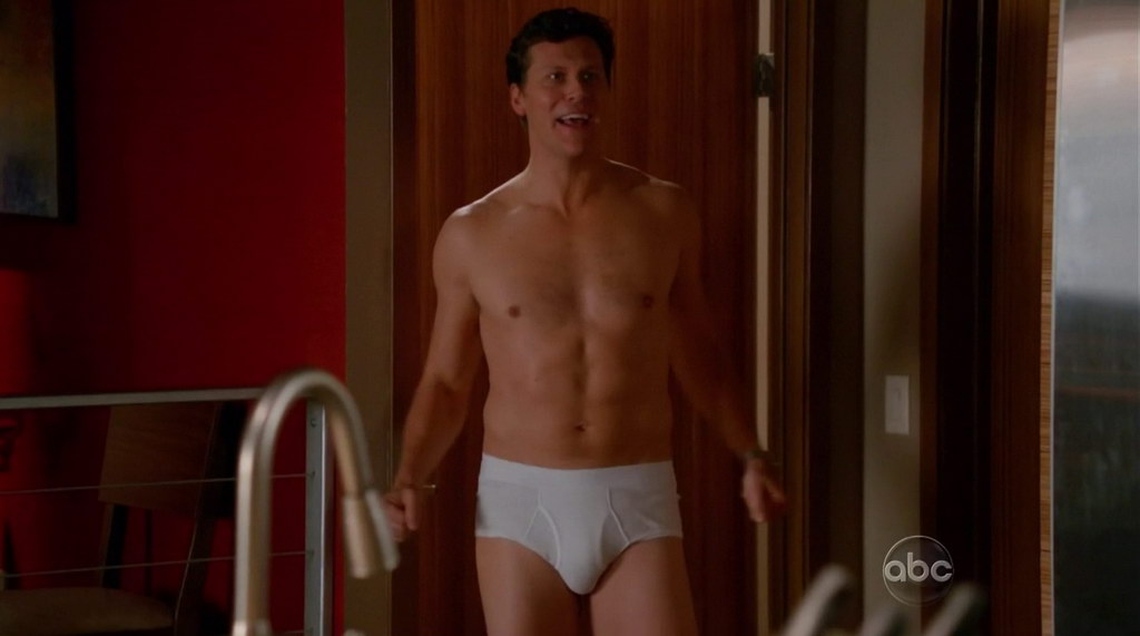 Hayes MacArthur Shirtless in Happy Endings s2e07.