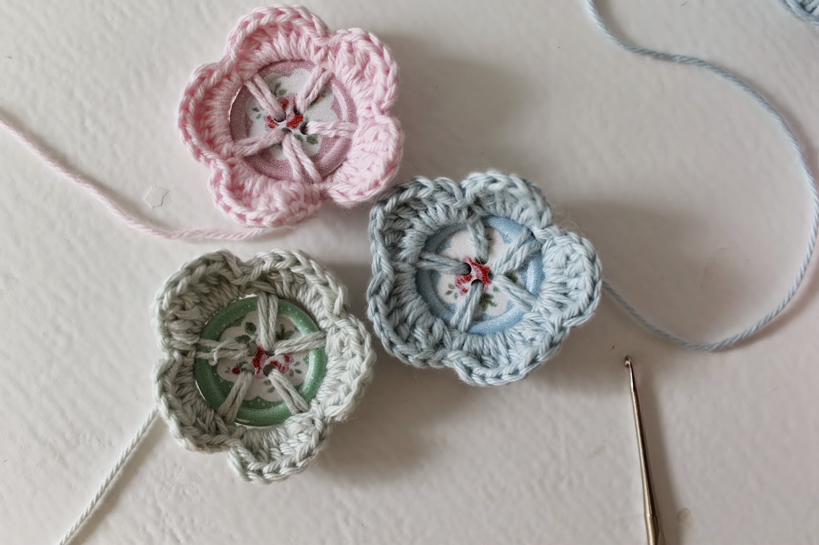 En kreativ verden: knap blomster og knappenåle