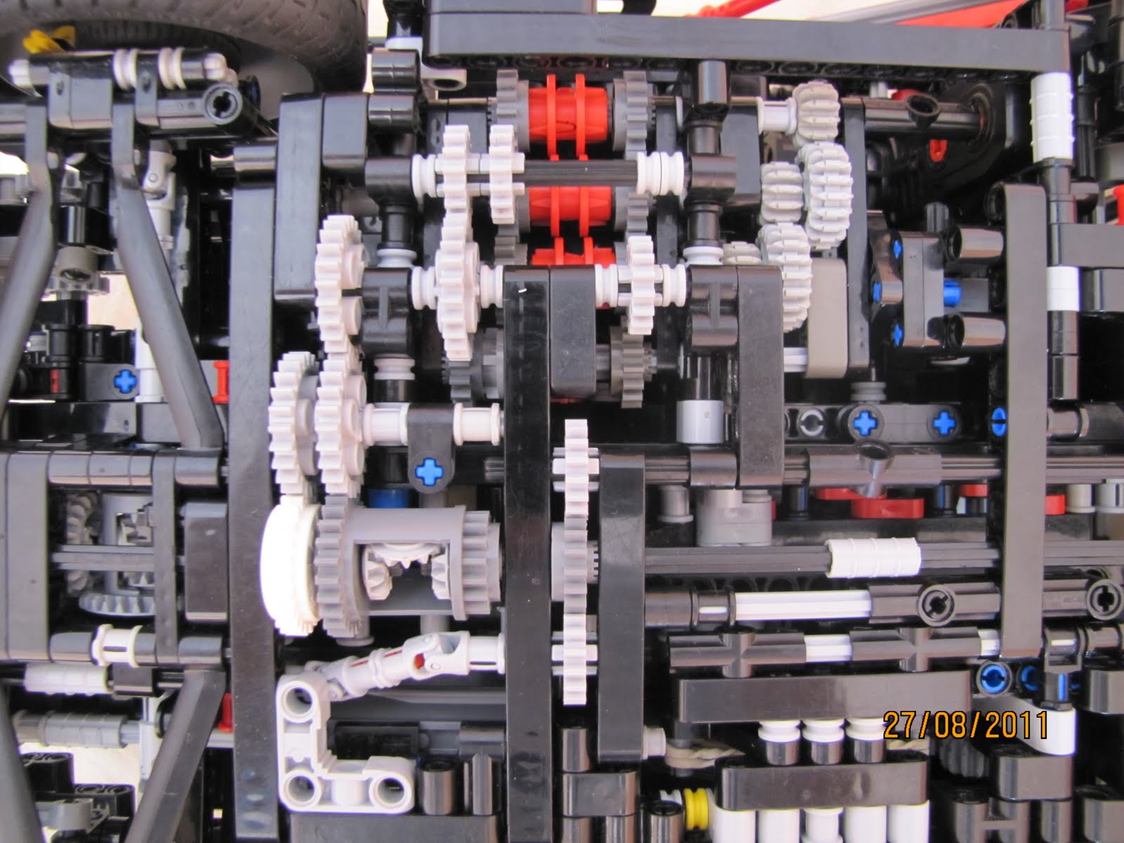 Grzenio's creations Sheepo's Lego Bugatti Veyron 16.4 Chassis