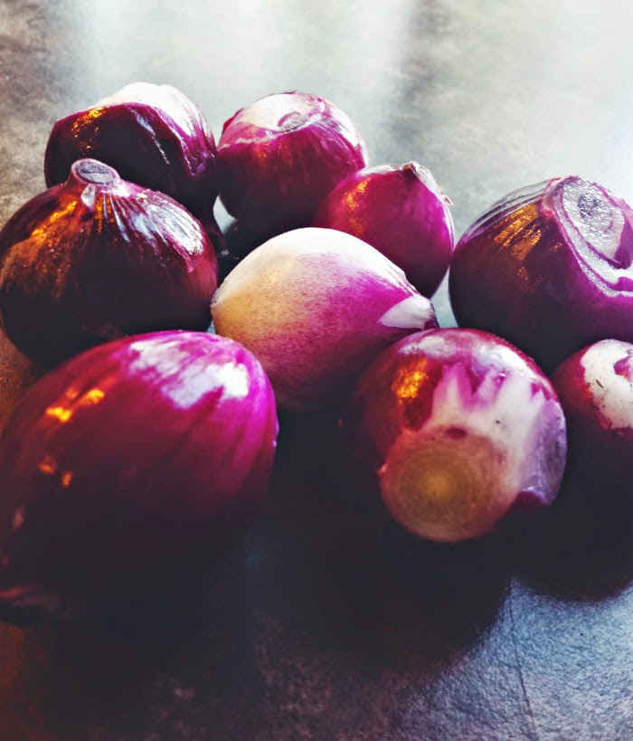 red onions, punasipulit, organic red oniond, self grown, itsekasvatetut punasipulit