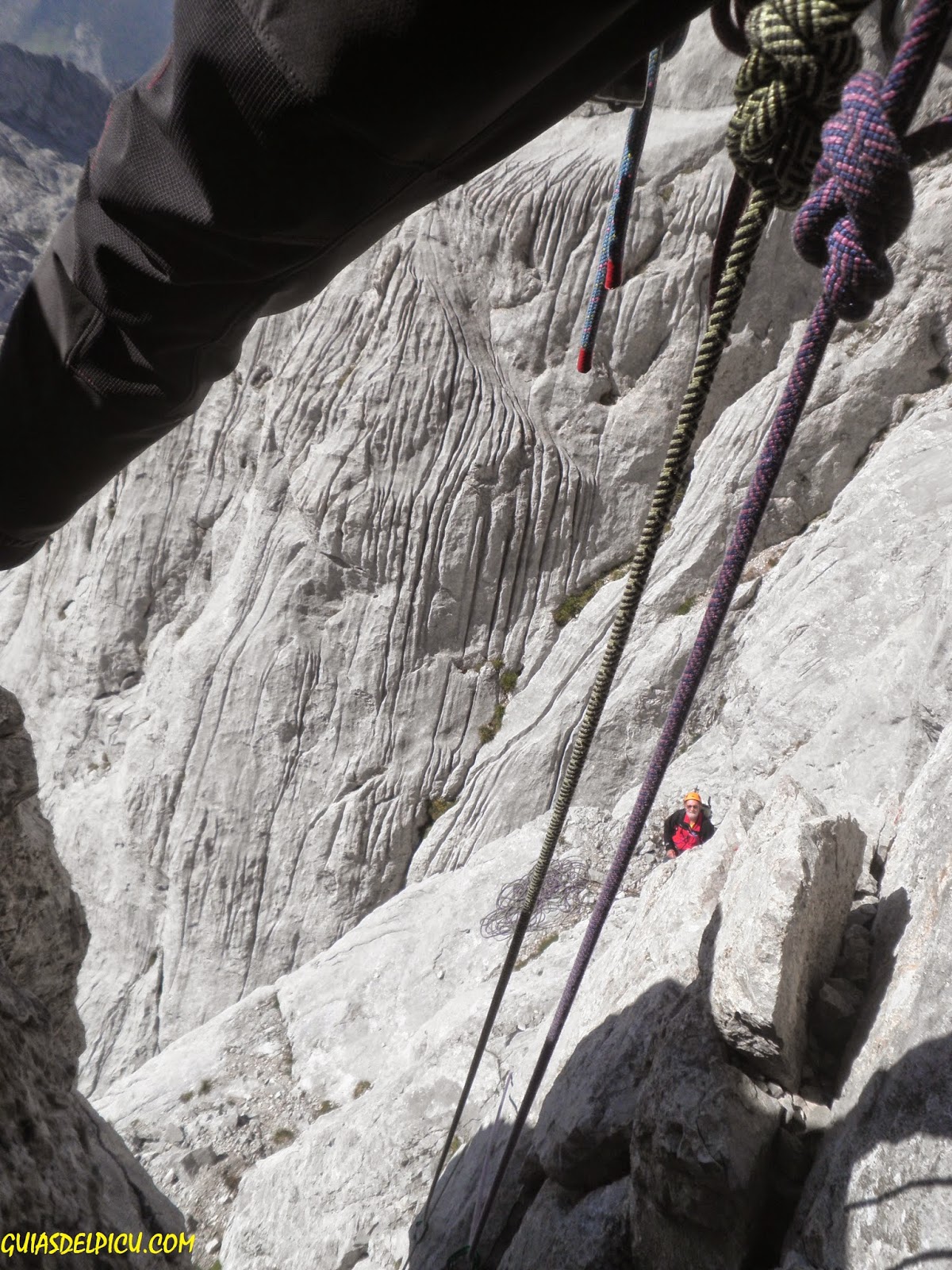 ultimo largo 3ª cebolleda Fernando Calvo Guia de alta montaña. Escalar el naranjo de bulnes con guia de montaña