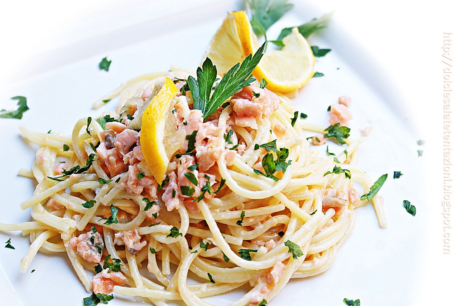 Spaghetti con salmone flambè alla vodka da dolci e salate tentazioni su