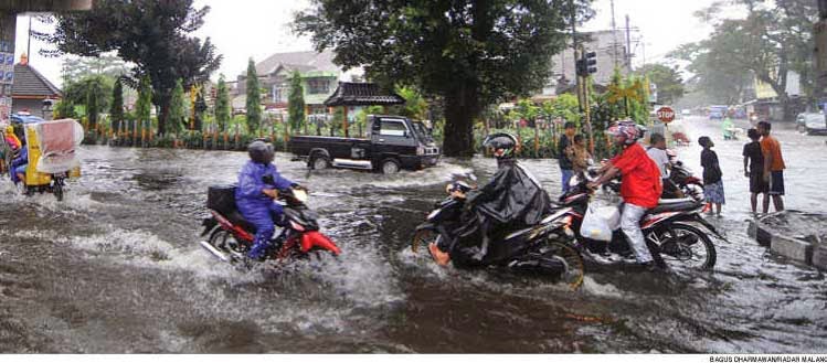 VIDEO BANJIR BANDANG DAN TANAH LONGSOR DAERAH PUJON MALANG 2014 Penyebab Banjir Bandang Desa Ngeprih Pujon Malang