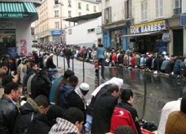 Ketahuan Shalat di Jalanan Paris, Bakal Ditahan