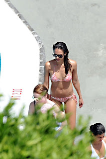 Jessica Alba arriving at the pool