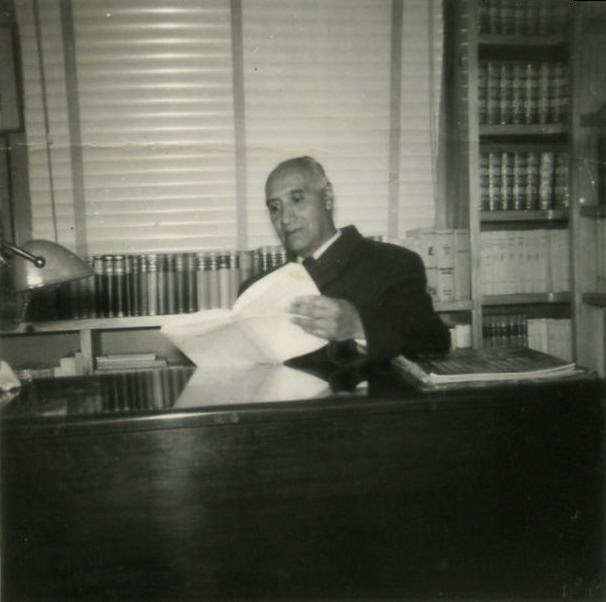 El poeta en su valiosa biblioteca de calle Victorino Laynez, en Quinta Normal