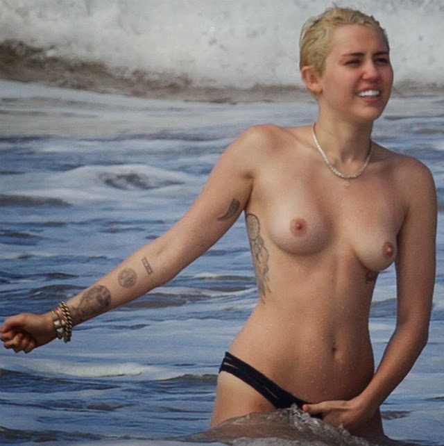 Miley Cyrus fue captada en la playa con las tetas al aire en Hawái Miley Cyrus fue captada en la playa con las tetas al aire en Hawái
