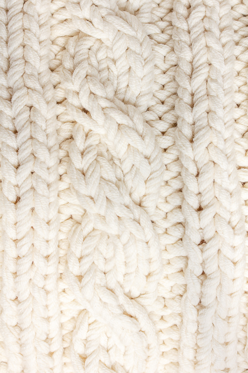 Amalie loves Denmark - Strickdecke aus heller Baumwolle mit Zopfmuster Amalie loves Denmark - Strickdecke aus heller Baumwolle mit Zopfmuster