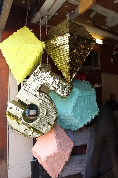 http://www.simplysemplicita.com/2011/09/glam-pinatas-confetti-system.html