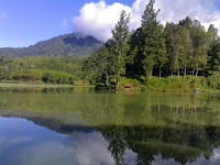 5 Tempat Wisata di Kota Sukabumi Indonesia memang negara yang sangat kaya akan wisata alamnya. Salah satunya berada di Sukabumi. Kota yang letaknya tidak terlalu jauh dari Jakarta dan Bandung ini menawarkan banyak sekali keindahan wisata alam yang bisa anda nikmati. Anda bisa berwisata pada akhir pekan ataupun pada hari libur nasional ke Sukabumi bersama keluarga tercinta dan sahabat terdekat. Sukabumi memiliki panorama alam yang sangat indah dan juga udaranya yang sangat sejuk. Wisata di Sukabumi mempunyai kombinasi yang indah nan cantik di sebelah selatan Jawa Barat ini, dan rasakan andrenalin anda bergetar saat berselancar di beberapa desa nelayan. Manusia dan alam saling berdampingan untuk berpetualang. Wisata Sukabumi ini berlokasi persis di bagian belakang di kebun teh yang berbukit yang menyapa anda untuk berkunjung. Sukabumi adalah salah satu destinasi wisata terpopuler di Jawa Barat. Karena lokasinya hanya berjarak lebih kurang sekitar 120 km dari Kota Jakarta, dan sekitar 100 km dari Kota Bandung, Tempat wisata di Sukabumi ramai dikunjungi oleh warga sekitar Kota Jakarta dan juga Bandung, terutama pada saat hari libur dan juga akhir pekan. Ada banyak tempat wisata yang indah di Kota Sukabumi, terutama wisata alamnya yang memiliki daya tarik tersendiri. Apa saja tempat wisata di Sukabumi. 1. Situ Sukarame Situ Sukarame adalah danau yang terletak di kaki Gunung Salak. Panorama alam yang ditawarkan di kawasan wisata ini sangat indah, hamparan kebun teh yang mengelilingi menambah pesona daya tarik pemandangan sekitar. Udara di sini pun juga sangat sejuk dan segar. Memancing dan berselancar adalah kegiatan alam yang menarik untuk dilakukan di situ ini. Situ Sukarame merupakan destinasi favorit yang banyak dikunjungi orang. 2. Arung Jeram Sungai Citarik Sungai Citarik merupakan salah satu tempat wisata Sukabumi yang paling terkenal. Banyak kegiatan yang bisa dilakukan di sini, antara lain arung jeram, flying fox, paint ball, team building, dan lain-lain. Biasanya Sungai Citarik digunakan untuk kegiatan rekreasi perusahaan karena sifatnya membangun kerja sama tim. Bagi pengunjung yang datang dengan grup kecil, tak usah khawatir karena pengunjung arung jeram di Sungai Citarik sangat banyak sehingga dapat bermain arung jeram beramai-ramai. 3. Pantai Cimaja Pantai Cimaja mulai terkenal sebagai salah satu obyek wisata di Sukabumi pada beberapa tahun terakhir ini. Pantai ini berlokasi di Desa Cimaja, lebih kurang sekitar 10 km dari Pelabuhan Ratu. Pantai Cimaja menawarkan pemandangan yang indah dengan ombak yang besar, sehingga cocok untuk olahraga selancar. Banyak para pengunjung Pantai Cimaja yang mengatakan tentang keindahan pantai ini, yang tak kalah bagus dari pantai-pantai di Bali. Tak heran banyak para turis asing datang berkunjung di pantai ini, sebagian dari mereka adalah peselancar.