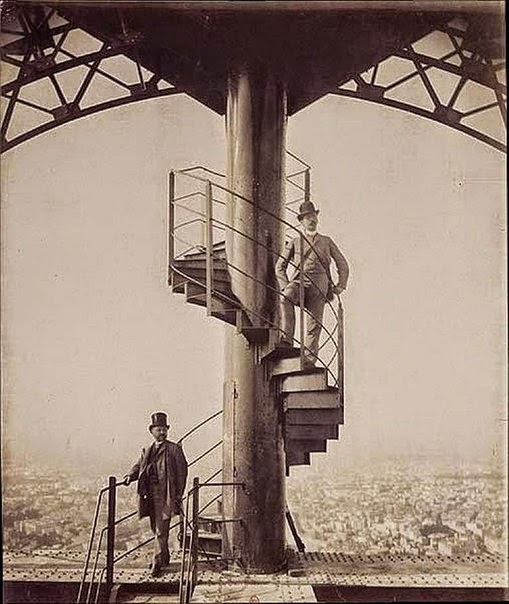 Александр Гюстав Эйфель позирует на вершине возведенной им башни, позднее ставшей символом Парижа,