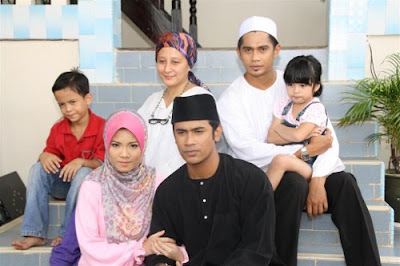 http://4.bp.blogspot.com/-ezVxnMubuIg/TciPhv6JkPI/AAAAAAAACos/8jNuVF-AEig/s1600/7nurkasihthemovie00.jpg