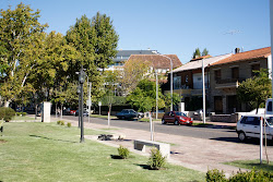 La casa vista desde el paseo junto al río (ideal para unos mates en el pastito)