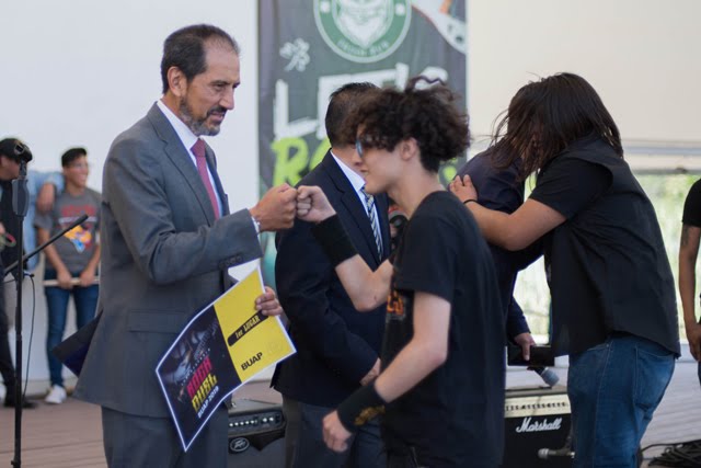 Rector Alfonso Esparza entrega premios a talento universitario