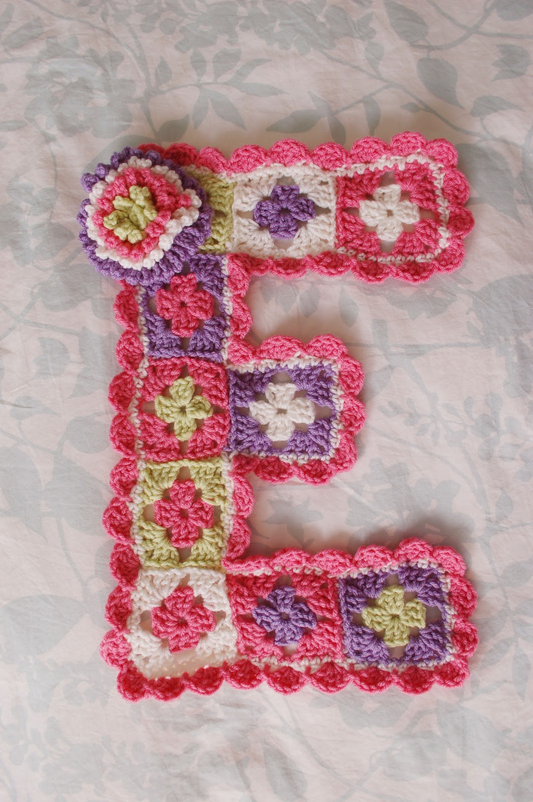 Alli Crafts: Free Pattern: Girl's Room Wall Decor Letter '