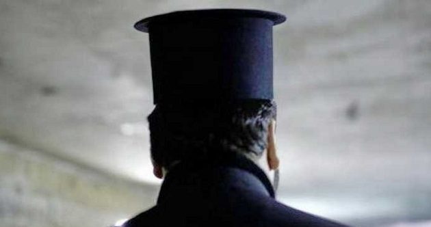 Συνελήφθη 25χρονος στην Αμαλιάδα που είχε τον καημό να γίνει ιερέας και κυκλοφορούσε φορώντας ράσα Συνελήφθη 25χρονος στην Αμαλιάδα που είχε τον καημό να γίνει ιερέας και κυκλοφορούσε φορώντας ράσα