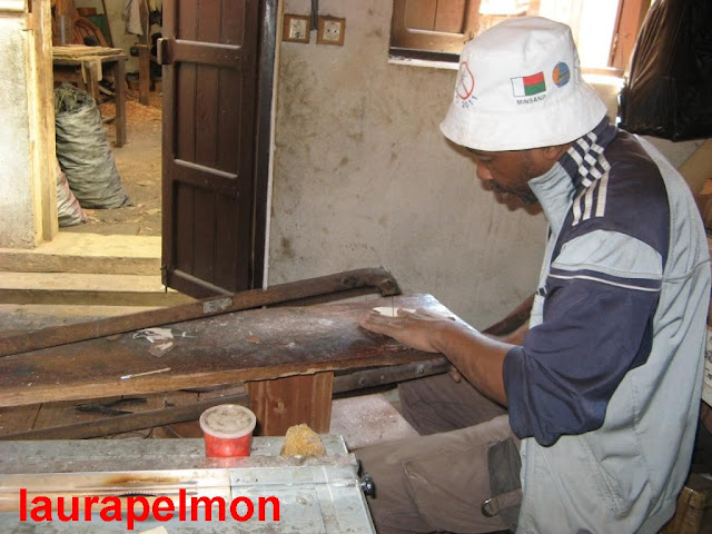 En una fábrica artesanal de Ambositra