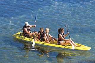 haciendo Kayak en Córcega en familia