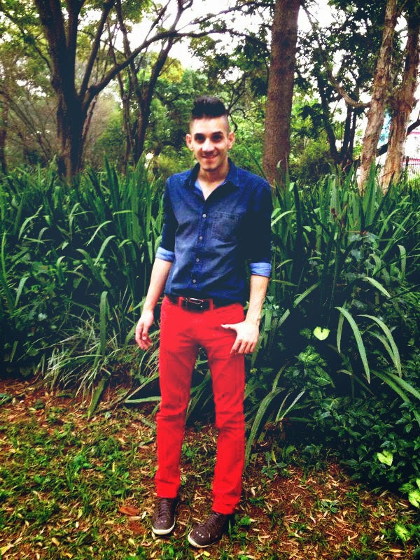 calça vermelha com camisa jeans