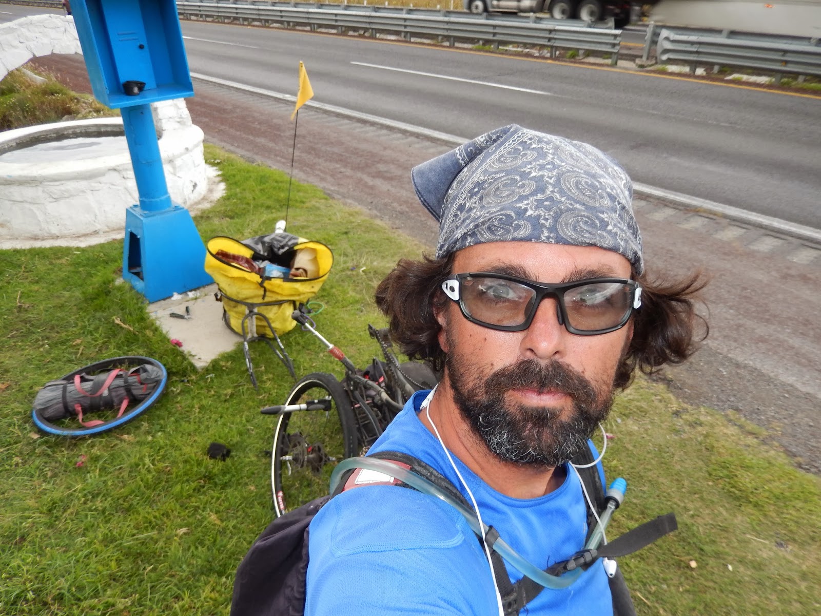 Arreglando un pinchazo averia, pinchazo, cicloturismo, bob yak