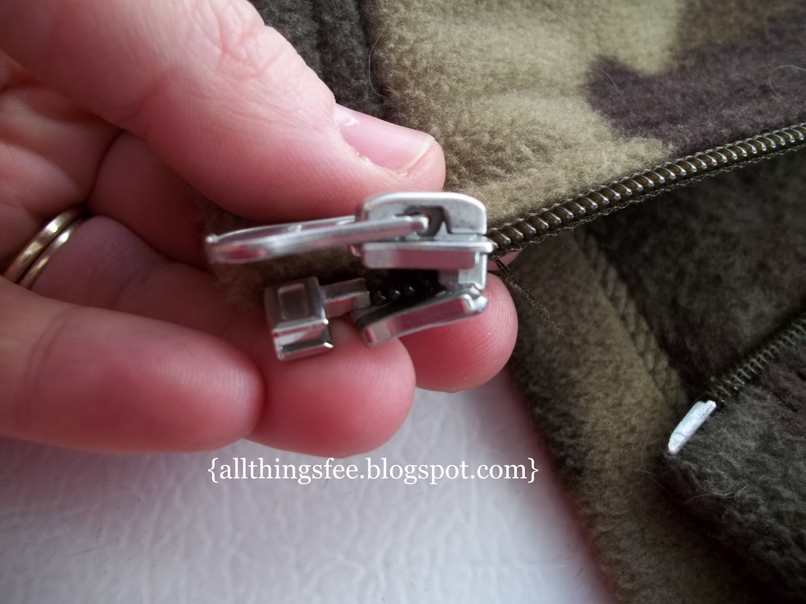 all things fee. where life meets craft Fix a broken zipper!