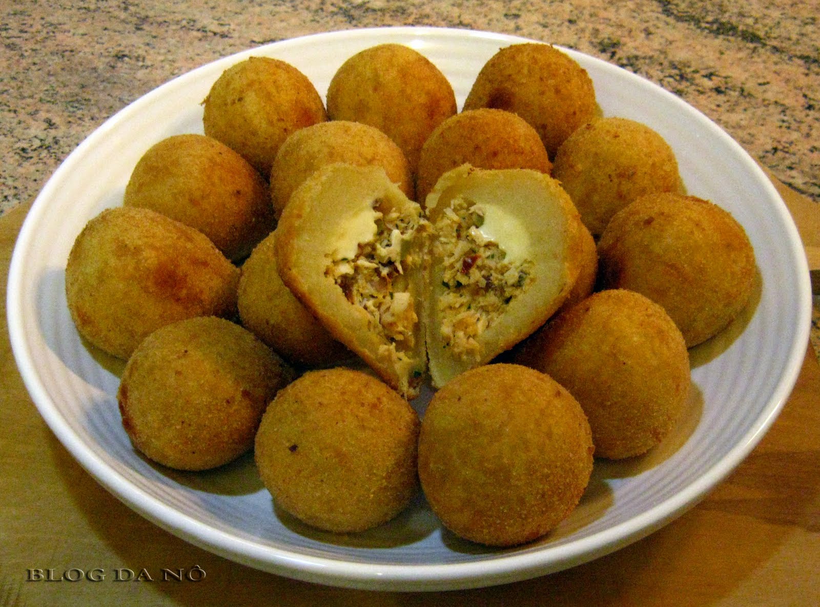 Thá brincando na cozinha! ♥ Coxinha de frango Thá brincando na cozinha! ♥ Coxinha de frango
